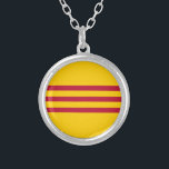 Collar Plateado Bandera vietnamita del sur - đỏ del sọc de los<br><div class="desc">Bandera vietnamita del sur - đỏ del sọc de los vagos del vàng de Vietnam Cờ - bandera de Vietnam del sur - bandera vietnamita del sur - bandera de la República de Vietnam (bandera de la herencia y de la libertad - cờ Tự de Lá haga el và Di...</div>