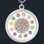 Collar Plateado Barbacoa de barbacoa coreana asada comida banchan<br><div class="desc">El diseño presenta un original ilustracion de marca de una deliciosa cena asada a la parrilla coreana (gogi-gui) con carne macerada (bulgogi) y varios banchan (platos secundarios), verduras y condimentos. Ideal para los amantes de la cocina coreana. Este diseño también está disponible en otros productos. También se ofrecen muchos ilustraciones...</div>