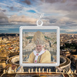 Collar Plateado Benedicto XVI con la Ciudad del Vaticano<br><div class="desc">El Papa Benedicto XVI (nacido Joseph Aloisius Ratzinger; 16 de abril de 1927) es el Papa Emérito de la Iglesia Católica. Fue el 265° papa de 2005 a 2013. En ese papel, fue líder de la Iglesia Católica y Soberano del Estado de la Ciudad del Vaticano. Contacte con Sandy en...</div>