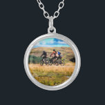 COLLAR PLATEADO BICICLETA DE MONTAÑA<br><div class="desc">Una acuarela de tres hombres en bicicleta de montaña en las colinas galesas.</div>