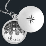 Collar Plateado Boda Damask Bride Keepsake Necklace<br><div class="desc">Collares Keepsake Elija ya sea el acabado plateado de oro o el Personalizado exclusivo de plata estéril !st Navidades Boda regalo Keepsake Wedding Party Necklaces - para cambiar el color de fondo - haga clic en personalizar - haga clic en editar - elija la última herramienta en el menú desplegable...</div>