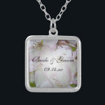 Collar Plateado Boda de flores de manzana de cangrejo rosa y blanc<br><div class="desc">El collar Pendant Boda de flores de manzana rosa y blanco del cangrejo de bonito es un regalo único para la novia, sus damas de novia o su fiesta de novias. Esta elegante joya boda personalizado florida presenta una fotografía floral de flores pintada digitalmente de flores de manzana blancas y...</div>