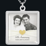 Collar Plateado Boda de la celebración del 50° aniversario Foto Pe<br><div class="desc">AGREGAR TU FOTO — Elegante y romántico estilo tradicional personalizado 50 años Boda Pendant foto. Encanto vintage adornado con cinta victoriana y monograma. Sólo tienes que añadir los nombres de la Novia y el Groom o la fecha de boda para crear un regalo único y único para la pareja especial...</div>