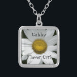 Collar Plateado Boda de margarita blanca<br><div class="desc">El collar de flores de bonito blanca Boda de margarita hace un regalo personalizado único para su chica floral. Personalizar que cambie el texto para crear una dama de honor o un collar de doncella de honor. Esta elegante y bonita joya boda botánica personalizado presenta una fotografía floral de un...</div>