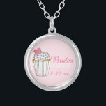 Collar Plateado Boda de pastelitos de la dama de honor rosa<br><div class="desc">El collar presenta un original ilustracion de marca de un quequito esmerilado sobre un fondo rosa pálido,  y BRIDESMAID con un divertido tipo de letra rosa. Simplemente personaliza con tu fecha de evento. ¡Un regalo perfecto para las damas de honor!</div>