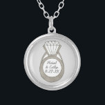 Collar Plateado Boda del anillo de compromiso de diamantes Ducha d<br><div class="desc">El diseño presenta un ilustracion de marcador original de un anillo de compromiso de diamantes. Simplemente personaliza con tu información de evento para un boda único, una fiesta de compromiso o un favor de ducha de novia. ¿No ves lo que estás buscando? ¿Necesita ayuda con la personalización? Contacte con Rebecca...</div>