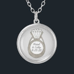 Collar Plateado Boda del anillo de compromiso de diamantes Ducha d<br><div class="desc">El diseño presenta un ilustracion de marcador original de un anillo de compromiso de diamantes. Simplemente personaliza con tu información de evento para un boda único, una fiesta de compromiso o un favor de ducha de novia. ¿No ves lo que estás buscando? ¿Necesita ayuda con la personalización? Contacte con Rebecca...</div>