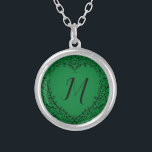 Collar Plateado Boda gótico del corazón verde y negro elegante<br><div class="desc">Nuestro hermoso diseño de corazón gótico verde y negro es perfecto para su elegante boda o evento! Perfecto para un evento de otoño o primavera.</div>