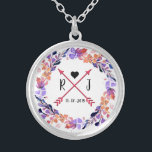 Collar Plateado Boda morado floral Monograma<br><div class="desc">Monograma de diseño de la corona morada Boda floral hace un buen regalo para la novia y las madres. Además,  las damas de honor y las niñas de flores deben vestirse durante el boda.</div>