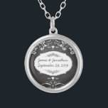 Collar Plateado Bodas de tipografía de Chalkboard<br><div class="desc">Chalkboard Vintage Modern Mr and Mrs Chalkboard Wedding Invitaciones a la boda Dulce y elegante bodas de pizarra Chalkboard Modern Vintage Invitaciones a dulces y suaves bodas de pizarra Boda Camisetas</div>