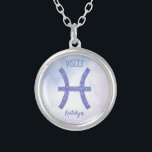 Collar Plateado Bonito Pisces Rótulo Astrología Púrpura Personaliz<br><div class="desc">Este collar de bonito púrpura y lavanda Pisces muestra tu signo astrológico del Zodiac en un brillo hermoso como las constelaciones. Personalizar este lindo regalo con tu nombre en escritura cursiva para alguien con un cumpleaños a fines de febrero o principios de marzo.</div>