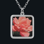 Collar Plateado Bonito Rosa Rosa Rosa floral<br><div class="desc">Rosa Rosa Rosa Rosa Rosa Rosa Rosa de Peach. Hermosa foto de una rosa rosa rosa color pavo de la artista Sandra Marie Closs. Añade tu propio texto, nombre o monograma para crear el producto perfecto para cualquier ocasión. Boda, fiesta de la fiesta nupcial, simpatía, cumpleaños, ducha de bebé, cualquier...</div>