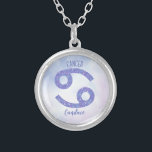 Collar Plateado Bonito Rótulo de astrología morado personalizado<br><div class="desc">Este collar de cáncer de bonito,  morado y lavanda personalizado,  muestra tu signo astrológico del Zodiac en un brillo hermoso como las constelaciones. Personalizar este lindo regalo con tu nombre en bello guión cursivo para alguien con un cumpleaños de finales de junio o principios de julio.</div>