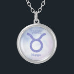 Collar Plateado Bonito Taurus Astrología Rótulo Púrpura Personaliz<br><div class="desc">Este collar de bonito,  morado y lavanda personalizado,  Taurus,  muestra tu signo astrológico del Zodiac en un brillo hermoso como las constelaciones. Personalizar este lindo regalo con tu nombre en bello guión cursivo para alguien con un cumpleaños de finales de abril o principios de mayo.</div>