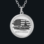 Collar Plateado *~* Bosque AP40 con bandera estadounidense moderna<br><div class="desc">(buscar AP27 para un diseño similar en varios productos o AP40 para joyería con intención (r)) Energetic Enhanced with Patriotic patriot design. (El diseño se puede transferir a otros productos de Zazzle) Si necesita ayuda, puede contactarse. * Los ciervos forestales de Estados Unidos pican la bandera estadounidense moderna en blanco...</div>