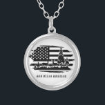 Collar Plateado *~* Bosque AP40 con bandera estadounidense moderna<br><div class="desc">(buscar AP27 para un diseño similar en varios productos o AP40 para joyería con intención (r)) Energetic Enhanced with Patriotic patriot design. (El diseño se puede transferir a otros productos de Zazzle) Si necesita ayuda, puede contactarse. * Los ciervos forestales de Estados Unidos pican la bandera estadounidense moderna en blanco...</div>