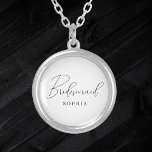 Collar Plateado Bridesmaid de escritura Minimalista blanca<br><div class="desc">El collares de la dama de honor blanco y moderno de escritura minimalista caligrafía caligrafía de dama de honor es elegante. Es perfecto para los regalos de soltera y de fiesta nupcial.</div>