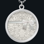 Collar Plateado broche de encaje de damasco blanco elegante<br><div class="desc">encaje Damask - blanco sobre blanco - Este es un diseño sencillo de damasco de encaje blanco.</div>