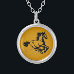 Collar Plateado Caballo silvestre y libre<br><div class="desc">Un ilustracion fantástico de un caballo galopante. Este caballo es de color castaño dorado,  con un mané negro y cola. Se le puede ver galopando rápido con nubes de polvo siendo pateadas por sus talones. Su hombre y su cola volando en la brisa. Ideal para los amantes del caballo.</div>