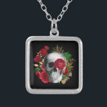 Collar Plateado Calavera de gótico con flores rojas y hojas de oro<br><div class="desc">Un collar con un ilustracion de estilo gótico. Hermosas rosas rojas y hojas de oro rodeando un cráneo blanco y negro.</div>