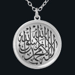 Collar Plateado Caligrafía de los musulmanes del Islam de<br><div class="desc">Diseño islámico hermoso de la caligrafía para él/ella. El significar: "No hay dios pero Alá y Mohammad PBUH es el profeta pasado de Alá."</div>