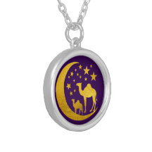 Camello dorado en violeta