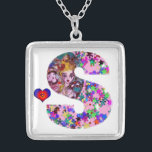 COLLAR PLATEADO CARTA DE VALENTINE VENETIAN MASQUERADE MONOGRAM S<br><div class="desc">Letra S alfabeto diseño inicial con corazón. Espectáculo vibrante y artístico con confeti colorido...  Amor mítico entre Harlequin y Columbine,  pintura acrílica inspirada en máscaras de plumas venecianas y Commedia dell'arte - Venecia. Colores verdes color rosa rosa violeta claro.</div>