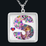 COLLAR PLATEADO CARTA DE VALENTINE VENETIAN MASQUERADE MONOGRAM S<br><div class="desc">Letra S alfabeto diseño inicial con corazón. Espectáculo vibrante y artístico con confeti colorido...  Amor mítico entre Harlequin y Columbine,  pintura acrílica inspirada en máscaras de plumas venecianas y Commedia dell'arte - Venecia. Colores verdes color rosa rosa violeta claro.</div>