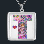 COLLAR PLATEADO CARTA VALENTINA VENECIANA MASQUERADE MONOGRAM T<br><div class="desc">Letra T alfabeto diseño inicial con corazón. Espectáculo vibrante y artístico con confeti colorido...  Amor mítico entre Harlequin y Columbine,  pintura acrílica inspirada en máscaras de plumas venecianas y Commedia dell'arte - Venecia. Colores verdes color rosa rosa violeta claro.</div>