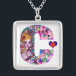 COLLAR PLATEADO CARTA VALENTINE VENETIAN MASQUERADE MONOGRAM C<br><div class="desc">C letra alfabética diseño inicial con corazón. Espectáculo vibrante y artístico con confeti colorido...  Amor mítico entre Harlequin y Columbine,  pintura acrílica inspirada en máscaras de plumas venecianas y Commedia dell'arte - Venecia. Colores verdes color rosa rosa violeta claro.</div>
