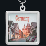 Collar Plateado Casas de fila de Alemania<br><div class="desc">Hermosa imagen de Alemania y bonitas casas con caminos de piedra adoquinada.</div>