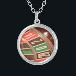 Collar Plateado Casino Gambling Roulette Wheel Vintage Retro Style<br><div class="desc">Una imagen de primer plano de una rueda de ruleta de casino con grandes números. Los colores recuerdan a los retro de los años 50 y los números tienen un aspecto anticuado.</div>