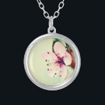 Collar Plateado Cerezo en flor<br><div class="desc">Vista de cerca de la delicada flor del cerezo. Flor rosa pastel con pétalos redondos suaves. El fondo es un verde cal pálido.</div>