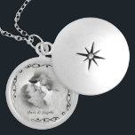 Collar Plateado Cerradura de damasco de fotografía de pareja<br><div class="desc">Este armario de fotos plateado está listo para que insertes tu propia foto y cambies el texto. Este collar adorable es perfecto para regalar a amigos y familiares, o para comprarse uno solo. La imagen y el texto son totalmente PERSONALIZABLES. Haga clic en "personalizar" para ajustar el tamaño de la...</div>