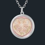 Collar Plateado Cherub Angel Heart<br><div class="desc">Collares de ángel de Cherub, camisetas y regalos de ángel de Ilustracion ArtMuvz. Camiseta de Ángel encantadora para mamá, papá, niños, bebé. Bonito Cherub Angel cumpleaños y regalos de navidades, bolso de tote, barba, regalos de ángel pueden ser de naturaleza religiosa o secular, y pueden ser encontrados para cada presupuesto....</div>