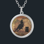 Collar Plateado Chica de Carreras de barril Silhouette sobre una t<br><div class="desc">Ilustracion con temática de rodeo rústico y emocionante. Silueta de una carrera de barril de cowgirl con su caballo. El fondo es una textura burda de color marrón y tónica rojiza. Ideal para los amantes del rodeo y de los caballos.</div>