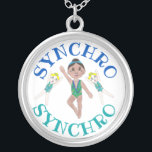 Collar Plateado Chicas De Natación Sincronizados Síncronos Deporte<br><div class="desc">El diseño presenta un ilustracion de marca original de una fila de nadadores de sincronizado. Ideal para tu nadador o entrenador sincronizado favorito. Este diseño de nadador sincronizado también está disponible en otros productos. ¿No ves lo que estás buscando? ¿Necesita ayuda con la personalización? Contacte con Rebecca para que tenga...</div>