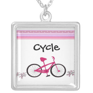 Collar Plateado Ciclo en una bicicleta rosa