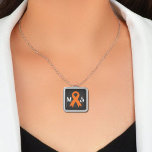 Collar Plateado Cinta naranja: conciencia de esclerosis múltiple<br><div class="desc">Una representación estilizada de la palabra MS y una cinta naranja simbolizan la conciencia y el apoyo de la esclerosis múltiple. Un regalo perfecto para un luchador de esclerosis múltiple.</div>