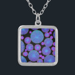 Collar Plateado Círculos rueda y discos con radios<br><div class="desc">Groovy patrón psicodélico en colores neones. Un diseño vibrante con ruedas redondas grandes y pequeñas que contienen anillos concéntricos con radios. Los colores son rosa intenso,  azul cielo,  azul turquesa,  violeta y violeta. Tiene un maravilloso sentido de movimiento,  movimiento y diversión.</div>