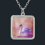 Collar Plateado Cisne blanco flotando en un lago polvoriento<br><div class="desc">Una encantadora imagen de cuento de hadas. Suave foto romántica de un cisne blanco colgado en una luz violeta nadando en un lago polvoriento. Las púrpura coloridas y los rosados crean un ánimo mágico místico.</div>