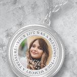 Collar Plateado Cita conmemorativa Personalizado de Moda elegante<br><div class="desc">Este diseño simple y clásico está compuesto por tipografía de la síspera y agrega una foto personalizado. "Tu vida fue una bendición,  tu memoria un tesoro"</div>