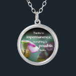 Collar Plateado Cita de enseñanza de Lotus/Impermanence-Buddha<br><div class="desc">Enseñanza de Buda - Gracias a la impermanencia, todo es posible. Copyright de la imagen 2014-presente | ©rime* | Todos los derechos de la impermanencia reservada (Pāli: अ नि चा anicca; sánscrito: अ नि त् htanitya; tibetano: ・ mi rtag pa; chino: ^wúcháng; japonés: htsnihtmujō; coreano: htsnihtmusang; tailandés: ^snihtsnihtsnihtsnihtsnihtsnihtæanitchang, de Pali...</div>