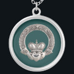 Collar Plateado Claddagh<br><div class="desc">Muestre apagado su orgullo irlandés y céltico con estos regalos de Claddagh para cualquier ocasión. Originando del pueblo pesquero irlandés de Claddagh cerca de Galway Irlanda, el anillo de Claddagh es popular en herencia irlandesa como una amistad y anillo de bodas. Este diseño tradicional consiste en dos manos abrochadas que...</div>