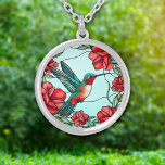 Collar Plateado Colibrí de flores rojas<br><div class="desc">En este collar de bonito hay una impresionante imagen de un colibrí junto a un grupo de flores rojas. Los colores del colibrí son azul, verde y rojo, lo que complementa las imágenes de las flores y el fondo azul cielo claro. Elegante, luminoso y colorido. No olvide ver los pendientes...</div>