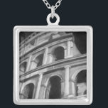 Collar Plateado Coliseo romano con dibujos arquitectónicos<br><div class="desc">Una imagen del Coliseo Romano con dibujos arquitectónicos de los arcos. Una de las nuevas siete maravillas del mundo,  el estilo del edificio sigue influyendo en el diseño moderno. Un gran regalo para alguien que ama la arquitectura o estudia la Roma antigua.</div>