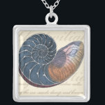 Collar Plateado Concha de mar romántica<br><div class="desc">¿Vives lejos de la playa? Sin más. Consigue esta romántica pintura de conchas marinas para que puedas imaginarte sentado en una playa tranquila en un cálido día soleado. Esta obra de arte idealiza el mar y las pequeñas olas que te dejarán ansioso por visitar la playa. Obtén este panel de...</div>
