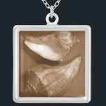 Collar Plateado Conchas sensuales<br><div class="desc">Renee W. Stramel captura estas conchas en un hermoso tono sepia. Esta vintage pieza de arte es un complemento perfecto para los amantes de la anémona marina. Imprima su arte hoy en su producto.</div>
