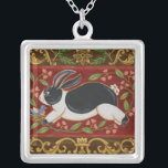 Collar Plateado Conejo Folk<br><div class="desc">Obtén hoy esta obra de arte moderna con un fondo marrón y rojo. Esta pieza de arte contiene un conejo blanco y negro que parece estar corriendo. Los detalles de esta imagen son muy nítidos y vivos. Es una pieza de arte contemporáneo que será perfecta para cualquier tipo de tema...</div>