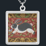 Collar Plateado Conejo Folk<br><div class="desc">Obtén hoy esta obra de arte moderna con un fondo marrón y rojo. Esta pieza de arte contiene un conejo blanco y negro que parece estar corriendo. Los detalles de esta imagen son muy nítidos y vivos. Es una pieza de arte contemporáneo que será perfecta para cualquier tipo de tema...</div>